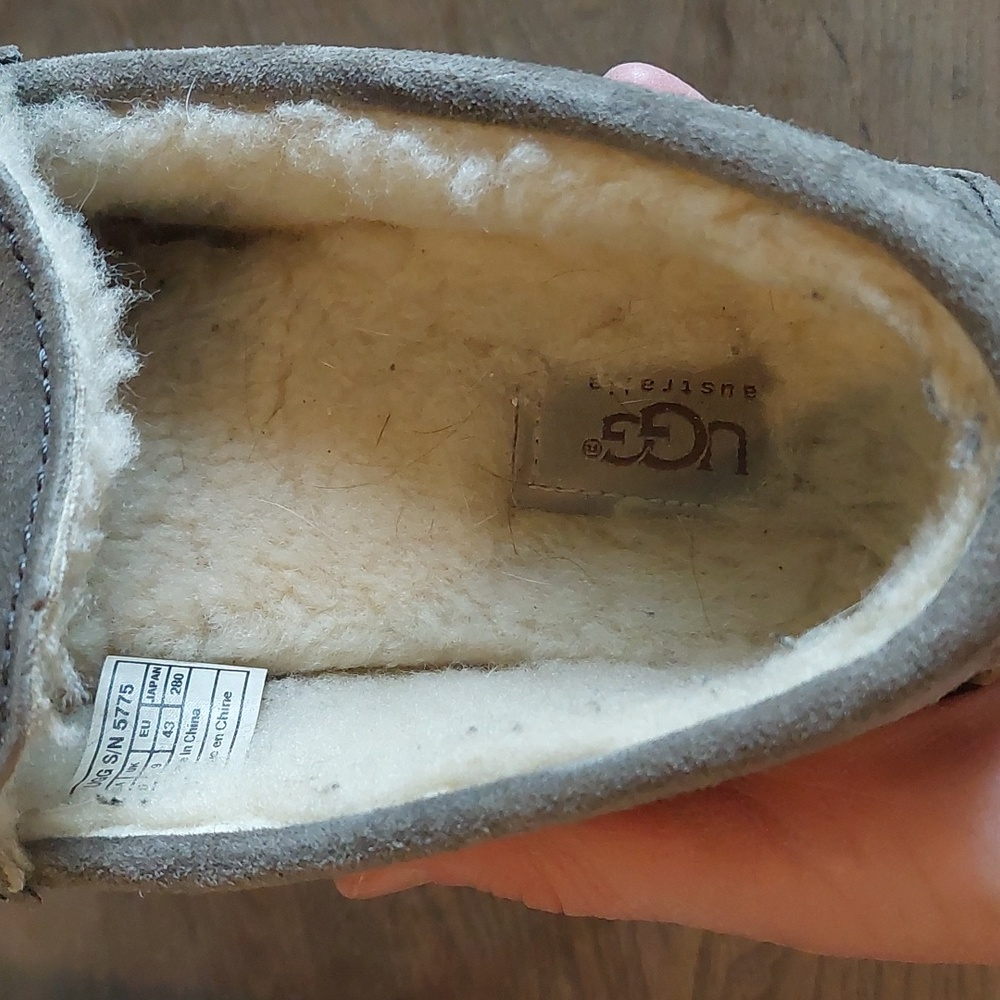 UGG Slippers - Picture 4 of 15